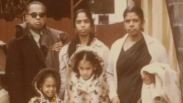 Shyamala Gopalan, ao centro, com seus paisremo betnacionalambos os lados, e suas filhas,, Kamala e Maya, na frente