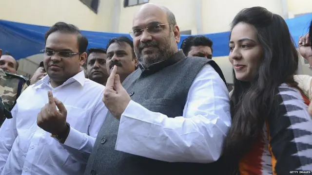 2015ની કૉર્પોરેશનની ચૂંટણી દરમિયાન પુત્ર જય અને પુત્રી રુચિતા સાથે અમિત શાહની તસવીર