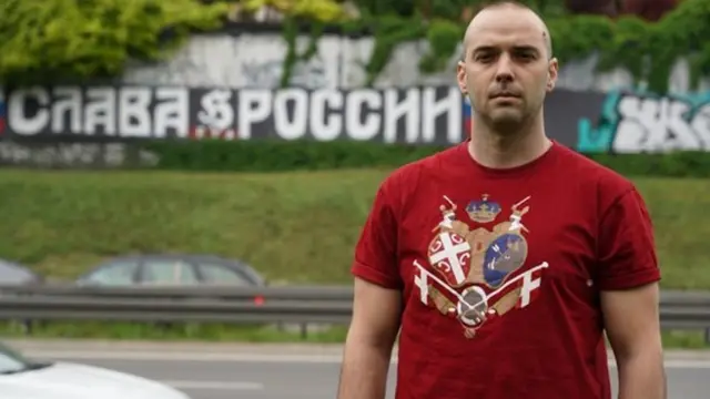 Namni Damjan Knezevic jedhamu uffata barreeffama 'Kabaji raashiyaaf' jedhu ofirraa qabu uffatee magaalaa Beelgireed keessa dhaabbatu