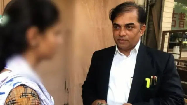 વકીલ સાથે યુવતી