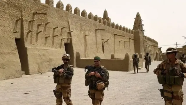 महमूद डिको: माली के इमाम जो राष्ट्रपति को चुनौती दे रहे