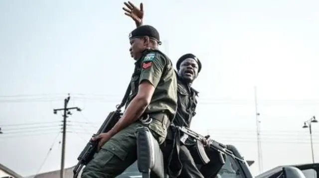 Police dey sidon ontop dia vehicle