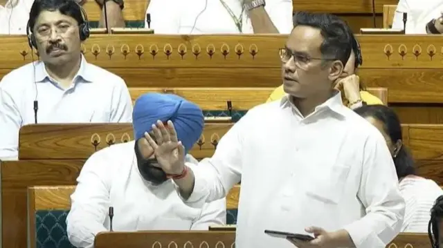 گورو گوگوئی کانگریس کے رکن پارلیمان ہیں اور ایوان میں حزب اختلاف کی نمائندگی کرنے والے نائب ہیں