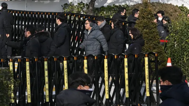 Des enquêteurs anti-corruption quittent la résidence du président sud-coréen destitué Yoon Suk Yeol à Séoul, le 3 janvier 2025, après avoir annulé leur tentative d'arrestation de Yoon. 