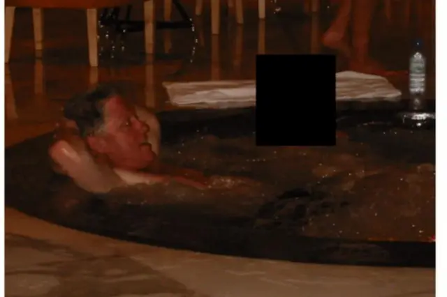 अमेरिका के पूर्व राष्ट्रपति क्लिंटन एक हॉट टब में आराम करते हुए नजर आते हैं