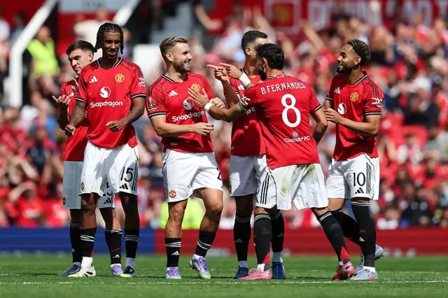 لاعبو مانشستر يونايتد :ملوك شو وبرونو فرنانديز وماتيوس كونيا يتفاعلون أثناء ركلات الترجيح في المباراة الودية قبل الموسم بين مانشستر يونايتد وفيورنتينا على ملعب أولد ترافورد في 9 أغسطس/آب 2025 في مانشستر.