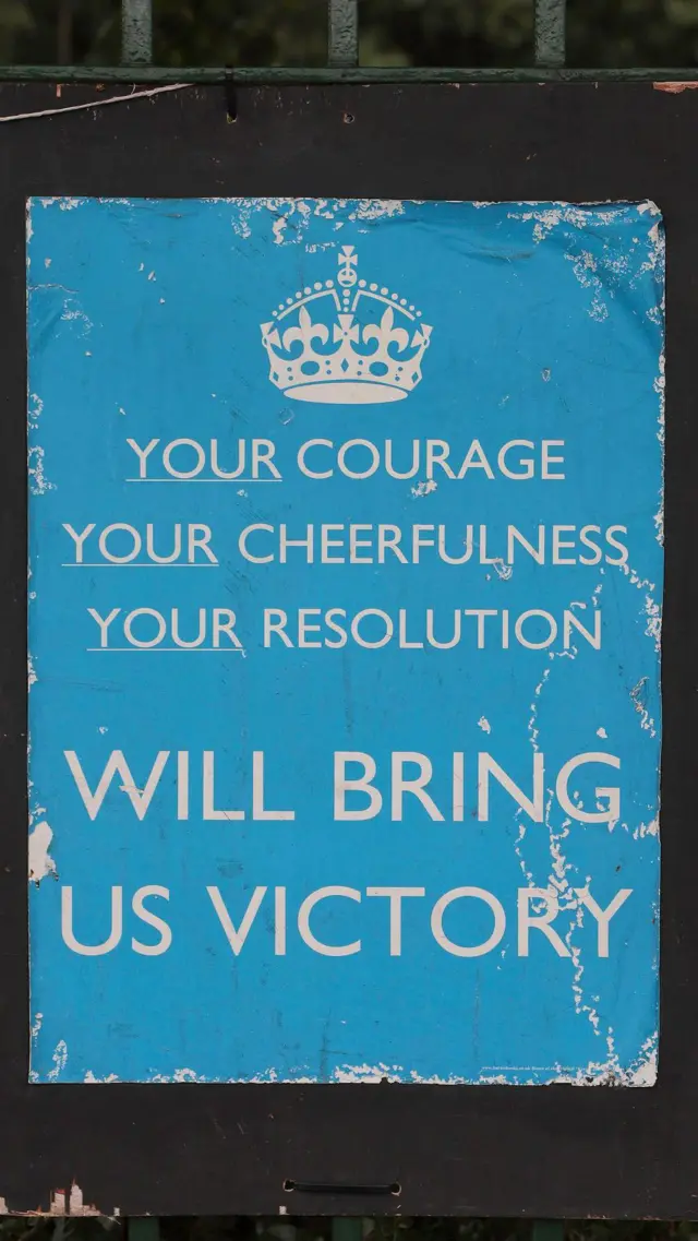 Cartel que dice: "Tu coraje, tu alegría, tu resolución nos traerán la victoria"