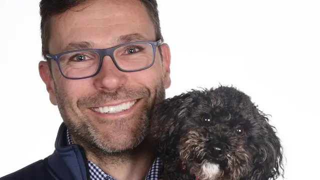 Jaap de Roode sonriente con un perrito