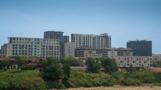 မြဝတီမြို့၊ ရွှေကုက္ကိုမြို့သစ်ထဲက အထပ်မြင့်အဆောက်အဦတွေ (ပုံဟောင်း)