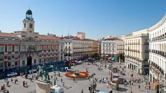 Мадрид - в центре страны, и это значит, что до гор или до побережья моря не больше нескольких часов езды