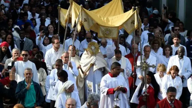 Foto de uma procissão de Corpus Christi em Ouro Preto.