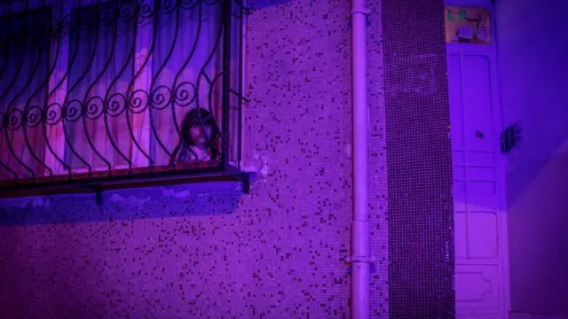 Niña mira la por la ventana