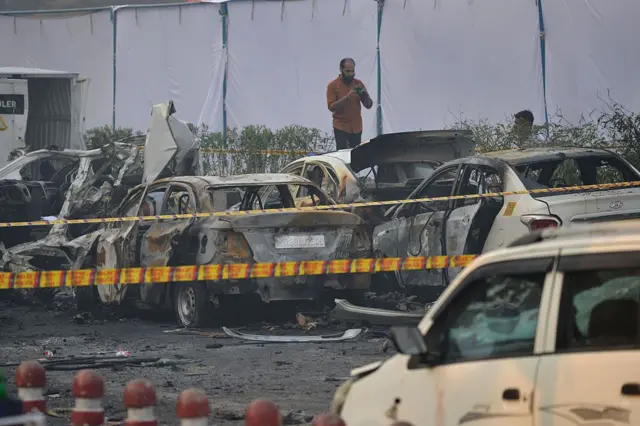 তদন্তের কাজে পুরো বিস্ফোরণস্থল ও বিধ্বস্ত গাড়িগুলো ঘিরে রেখেছে পুলিশ