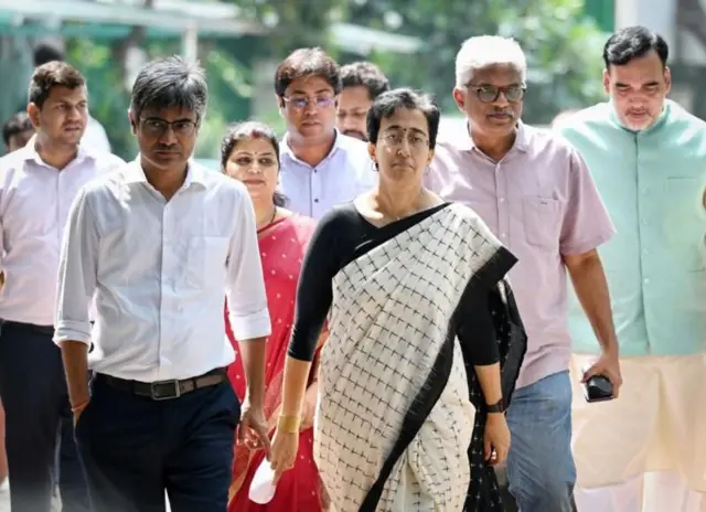 आम आदमी पार्टीच्या इतर नेत्यांसमवेत आतिशी