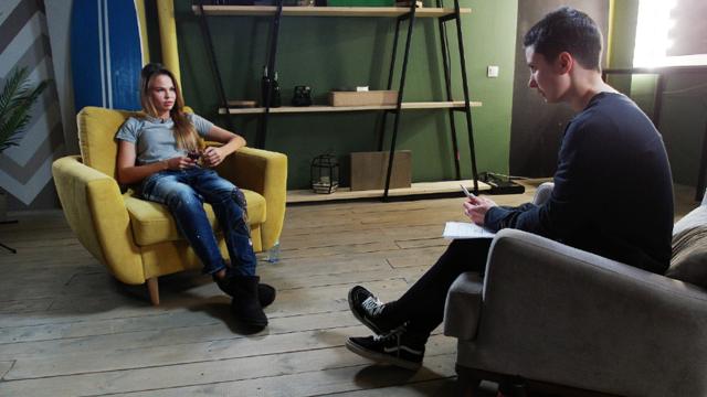 Настя Рыбка и корреспондент Би-би-си Наталия Зотова во время интервью