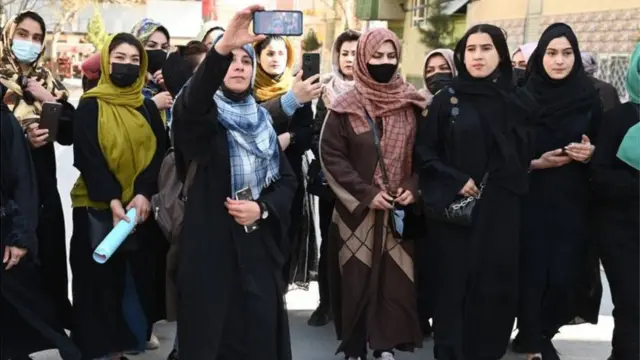 Аялдардын эл аралык күнүндө жүрүшкө чыккан аялдар абзан аз болду.