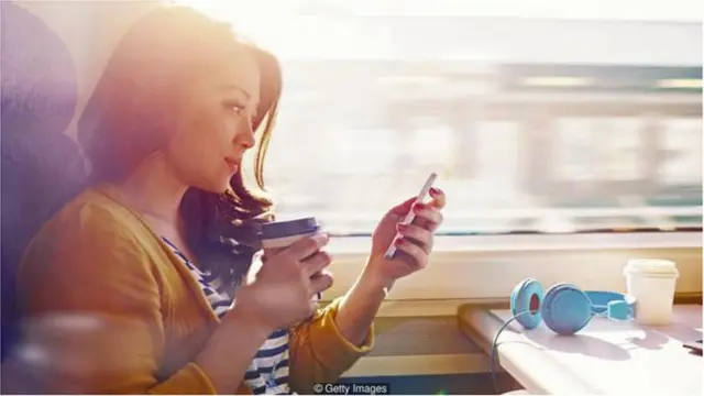 लोक गर्दीतही स्मार्टफोन सोडत नाहीत.