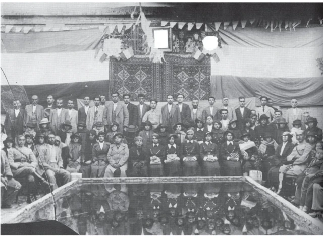 أول تجمع عام في شيراز حضره موظفو الحكومة وأعيان المدينة وزوجاتهم غير المحجبات (عام 1935).