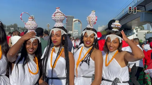 የ ‘ሆረ ፊንፊኔ' ኢሬቻን በዓል በአዲስ አበባ ለማክበር የተገኙ ወጣቶች በሐረርጌ አለባበስ ደምቀው
