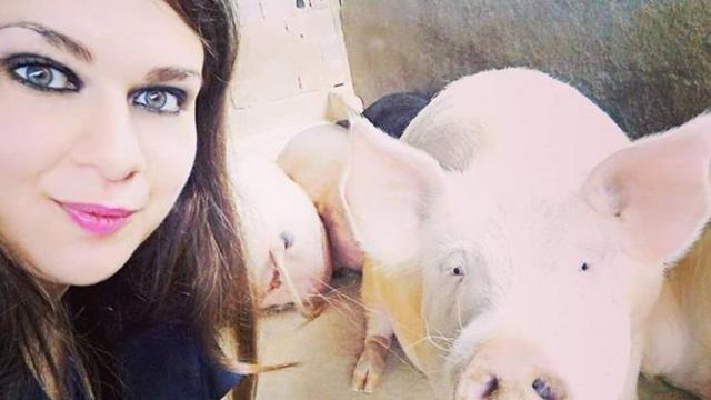 Andressa Ciccone sorri ao tirar selfie ao lado de um porco