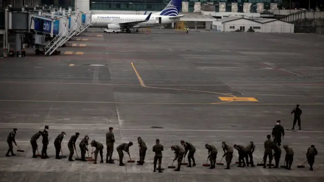 Головний аеропорт "Ла Аурора" закрили. На цьому фото солдати згрібають попіл, яким засипало летовище