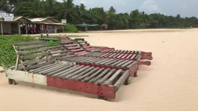 සංචාරකයන්ගෙන් හිස්වූ අලුත්ගම වෙරළ