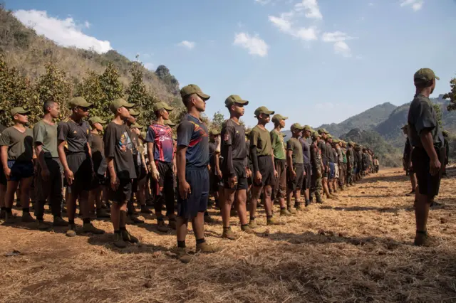 နှစ် ၈၀ နီးပါးအတွင်း မျိုးဆက်များစွာ ဗဟိုအုပ်ချုပ်မှုကို ပုန်ကန်ခဲ့