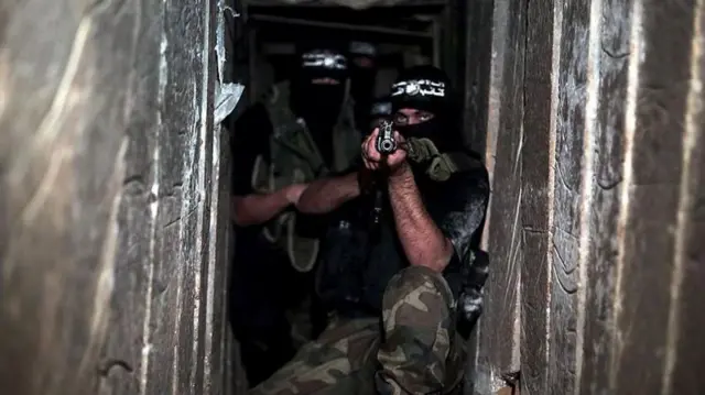 ग़ज़ा की एक सुरंग में हमास के लड़ाके