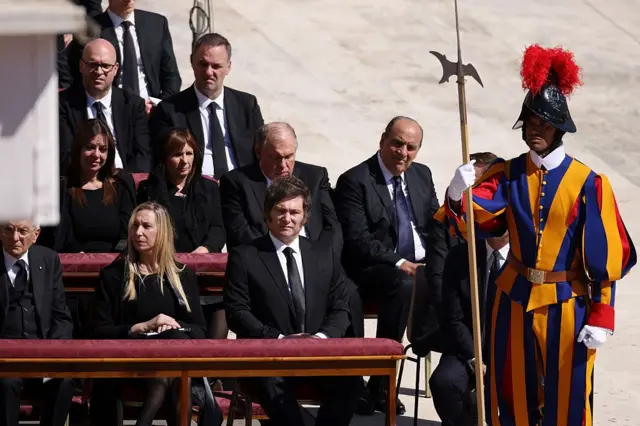 Президент Італії Серджіо Маттарелла (ліворуч), генсекретар адміністрації президента Аргентини Каріна Мілей (ліворуч від центру) та президент Аргентини Хав'єр Мілей (у центрі) на своїх головних посадових місцях