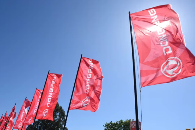 Cờ có logo của Dongfeng tung bay bên ngoài một đại lý ở Las Piedras, Uruguay