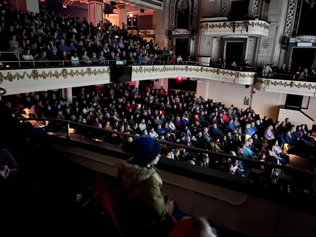 در اجرای دانشگاه جرج میسن، بیش از ۱۴۰۰ نفر به تماشای نمایش عروسکی سایه «ترانه‌ شمال» نشستند