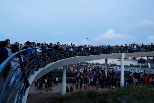 Ponte e calçadas lotadassambafoot apostaspessoas