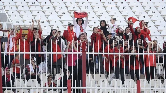 هواداران زن تراکتور