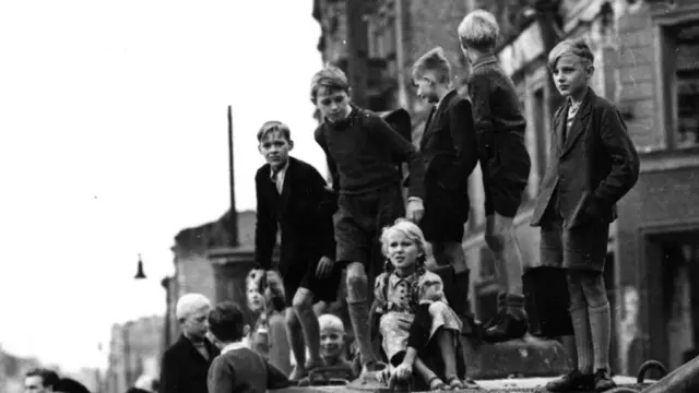 Берлинские дети на подбитом танке