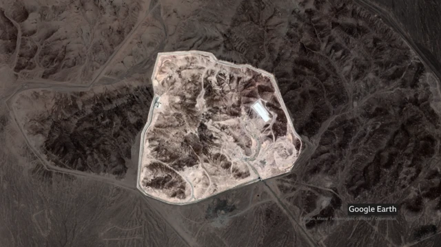 ஃபோர்டோவின் செயற்கைக்கோள் படம், ஒரு மலையின் அடியில் ஆழமாக புதைக்கப்பட்டுள்ளதைக் காட்டுகிறது.