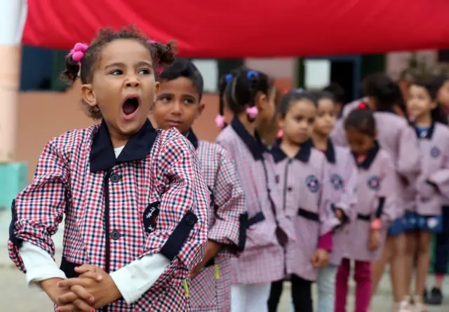 Wanafunzi wa shule wakipiga foleni.