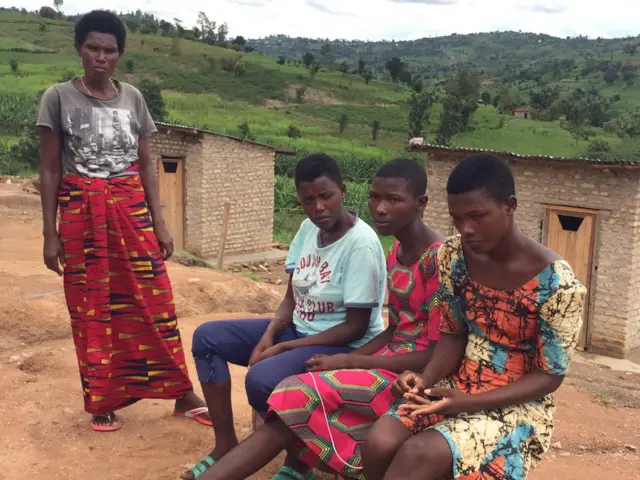 Mukagahima abana n'abana be babiri n'undi umwe wo mu muryango