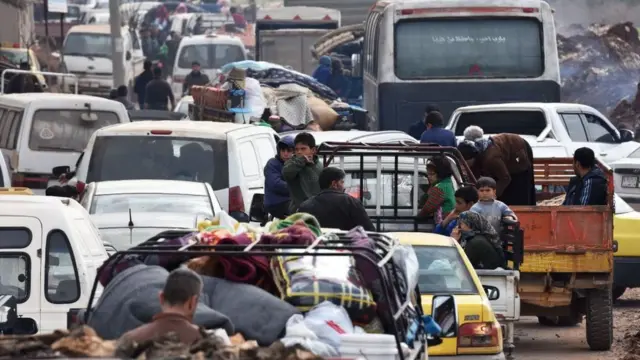 7 Mart tarihli bu fotoğrafta Afrin'den kaçmaya çalışan Suriyeliler görülüyor
