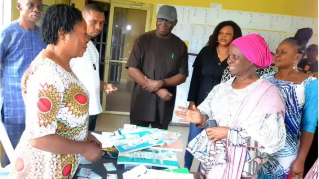 Pipo wey dey register for CVR