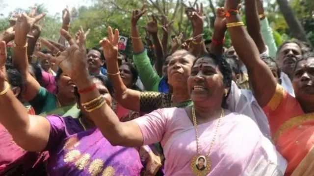 அதிமுக பெண்கள்.