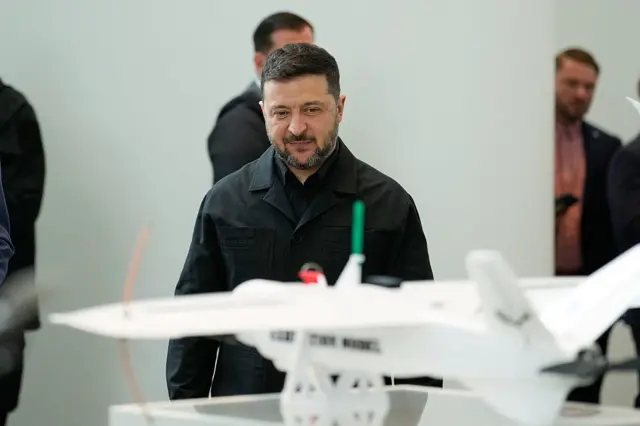 Zelensky en una exhibición de drones en abril. 