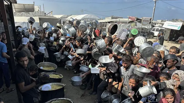 حشود في غزة ينتظرون دورهم للحصول على الطعام