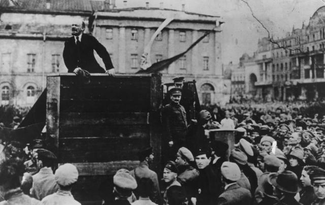 Lenin pronunciando un discurso ante las tropas del Ejército Rojo en la plaza Sverdlov de Moscú; el Hotel Metropol se ve al fondo a la derecha.