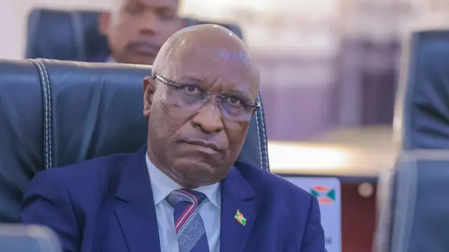 Geravais Ndirakobuca mw'ikoti y'ubururu n'ikaruvati y'imirongo, mu nama nkenguzamateka i Gitega ku wa 05 Myandagaro 2025
