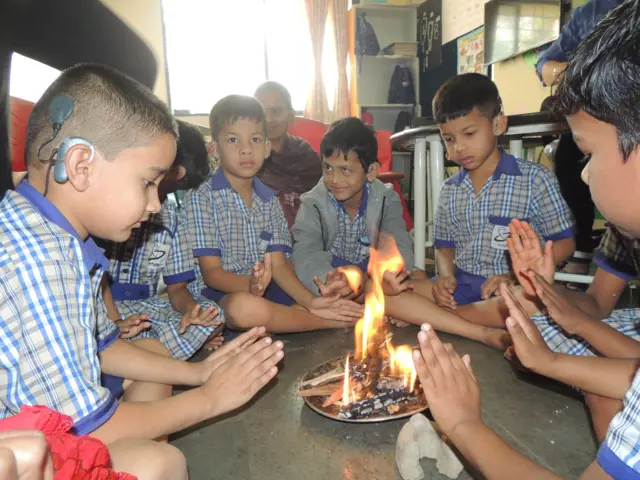 भारतात लोकसंख्येच्या 6 टक्के म्हणजे 630 लाख लोकांना कमी जास्त प्रमाणात बहिरेपणाच्या समस्या आहेत.