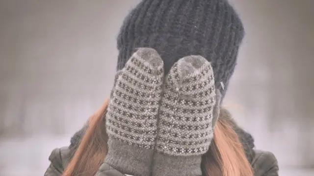 Дівчина в шапці і рукавичках