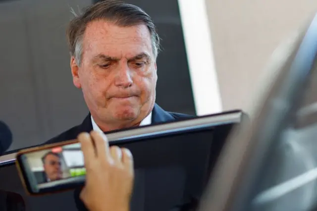 Bolsonaro ao deixarapostas esportivas online no brasilcasa após sofrer operação da Polícia Federal