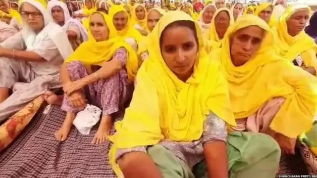 ਸੁਨਾਮ ਰੇਲਵੇ ਸਟੇਸ਼ਨ 'ਤੇ ਅਣਮਿੱਥੇ ਸਮੇਂ ਲਈ ਚੱਲ ਰਹੇ ਕਿਸਾਨ ਧਰਨੇ ਵਿੱਚ ਸ਼ੁੱਕਰਵਾਰ ਸੈਂਕੜੇ ਕਿਸਾਨ ਔਰਤਾਂ ਨੇ ਕੇਸਰੀ ਚੁੰਨੀਆਂ ਲੈ ਕੇ ਸ਼ਮੂਲੀਅਤ ਕੀਤੀ