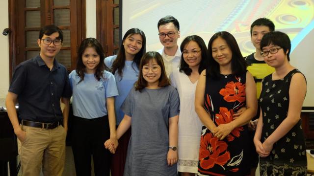 Nguyễn Khánh Linh (đeo kính, giữa)cùng dàn cố vấn gồm các bác sĩ, tiến sỉ tâm lý của Beautiful Mind VN tổ chức workshop hè 2018 về "Sống chung với trầm cảm"