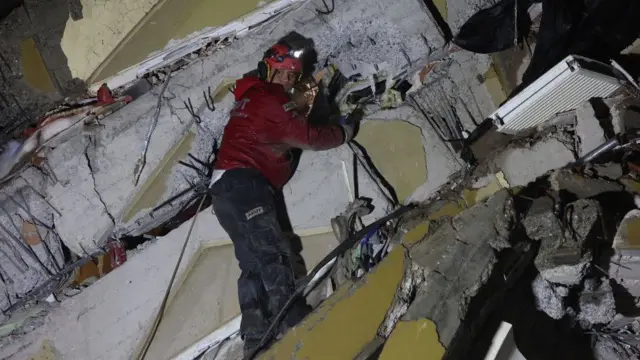 콘크리트 구조물을 수색하는 구조대